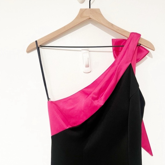 NWT MAC DUGGAL One Shoulder Statement Hot Pink & Black Bow Girly
Gown size 4 - Picture 2 of 7